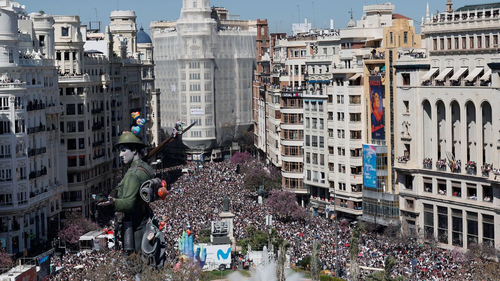 Aspecte que presentava la plaça de l'Ajuntament dimarts, minuts abans de la mascletà