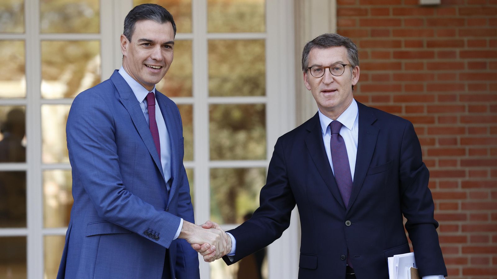 Pedro Sánchez rep a Alberto Núñez Feijóo, aquest dijous en el Palau de la Moncloa a Madrid. EFE/ Chema Moya