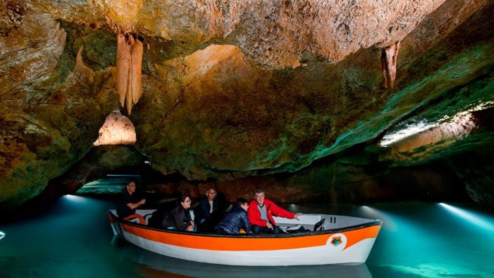 Un grup de turistes en les Coves de Sant Josep en una imatge d'arxiu