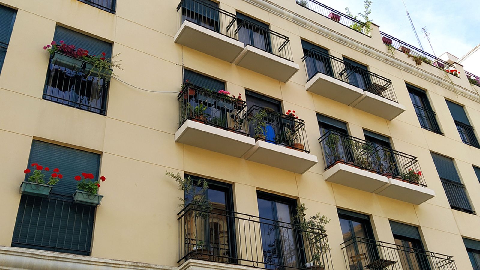 Macetes de flors als balcons