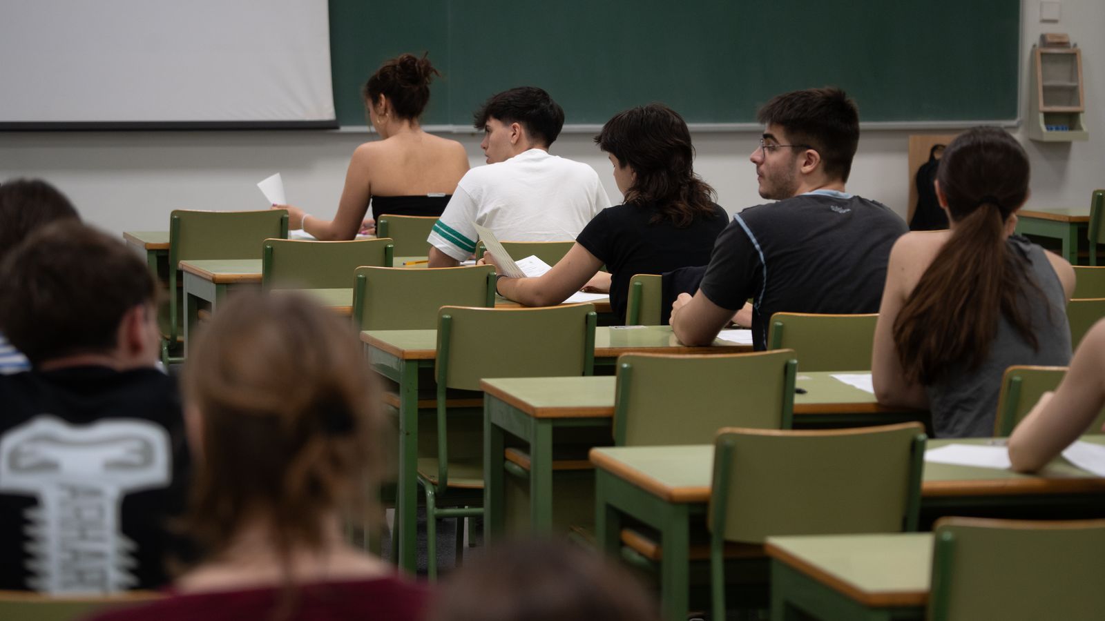 Alumnes abans de començar un examen de la Prova d'Accés a la Universitat (PAU) a València