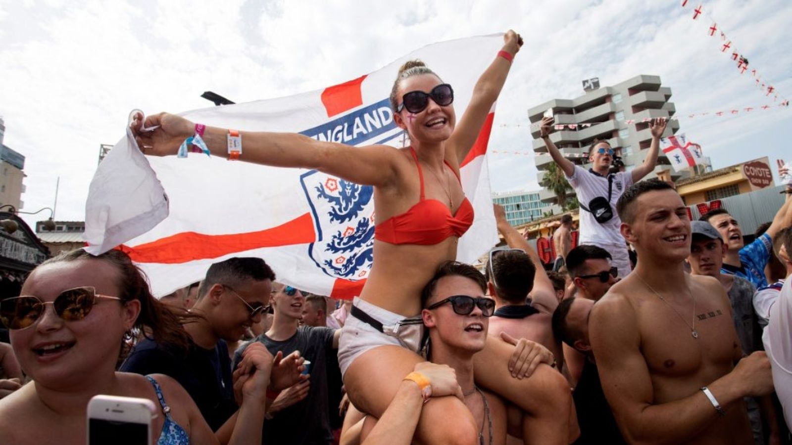 Turistes anglesos porten una bandera en una imatge d'arxiu