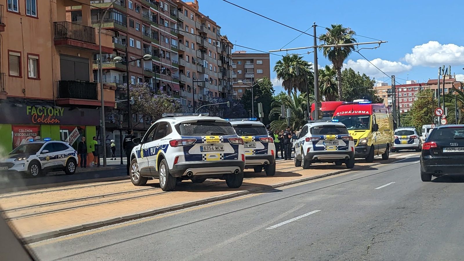 Vehicles de la Policia Local i del SAMU en el lloc de l'accident