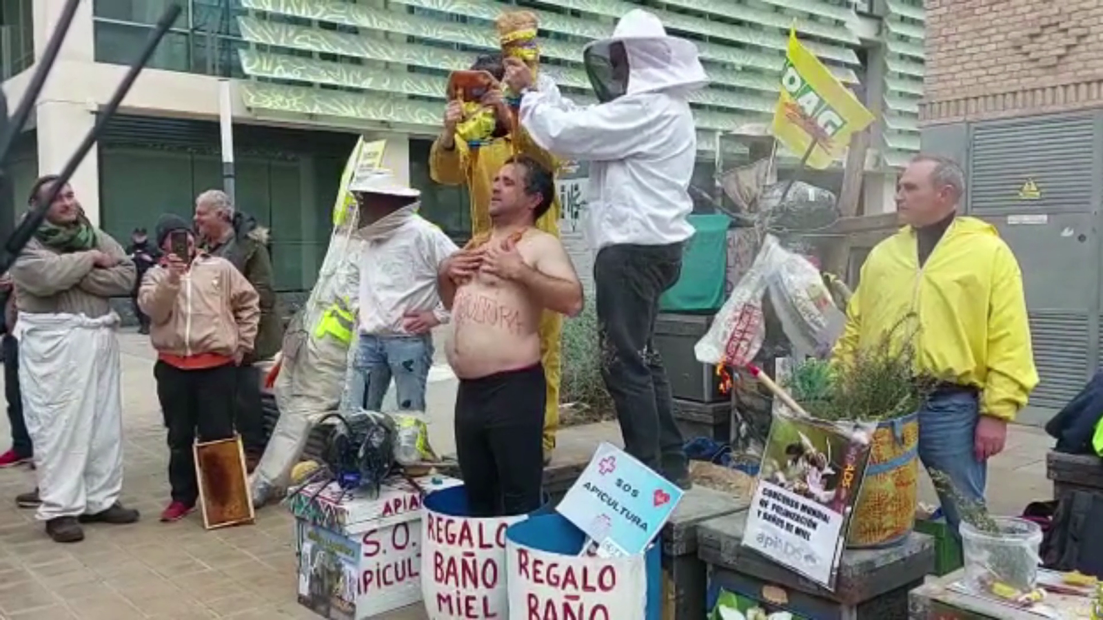 Un apicultor de Begís es banya en la pròpia mel a les portes de la conselleria d'Agricultura