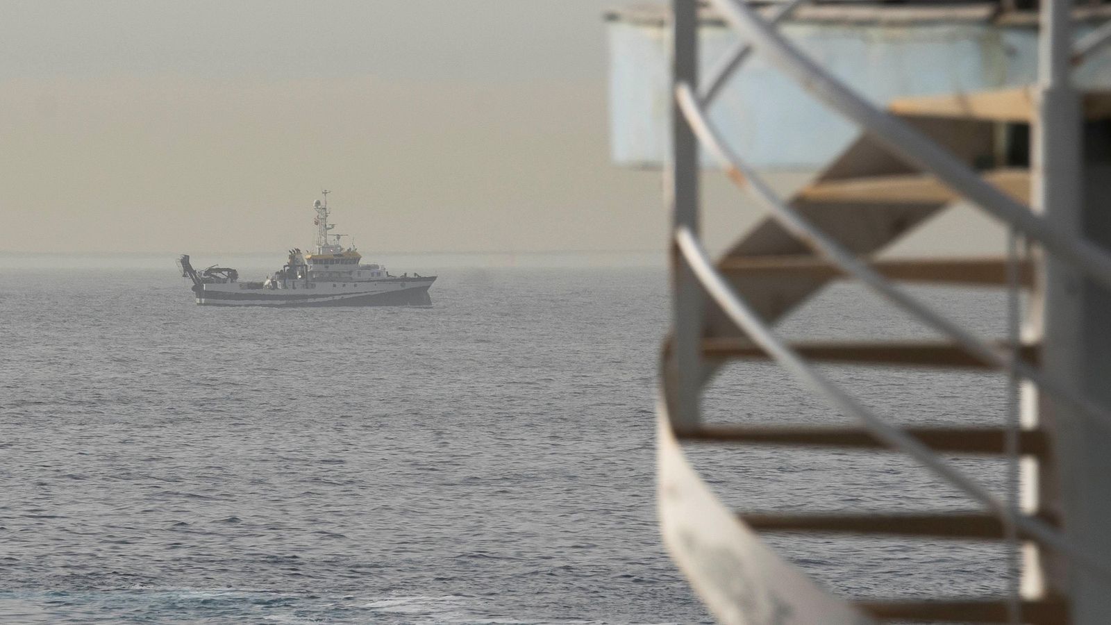 El vaixell que participa en la recerca de les menors continua les tasques en la zona on s'han localitzat les restes humanes