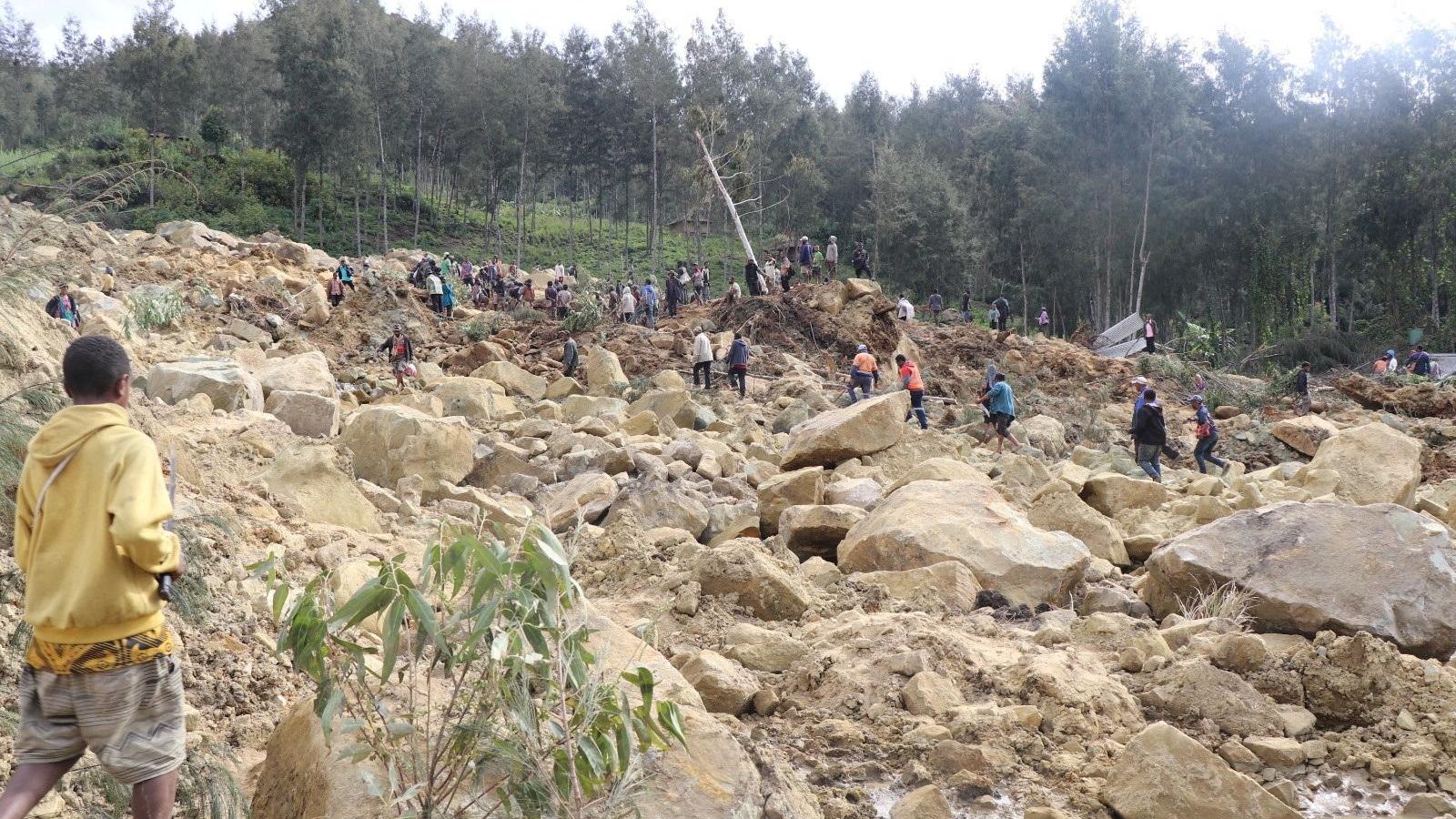 Treballs de rescat a la zona afectada per l'allau al nord de Papua Nova Guinea