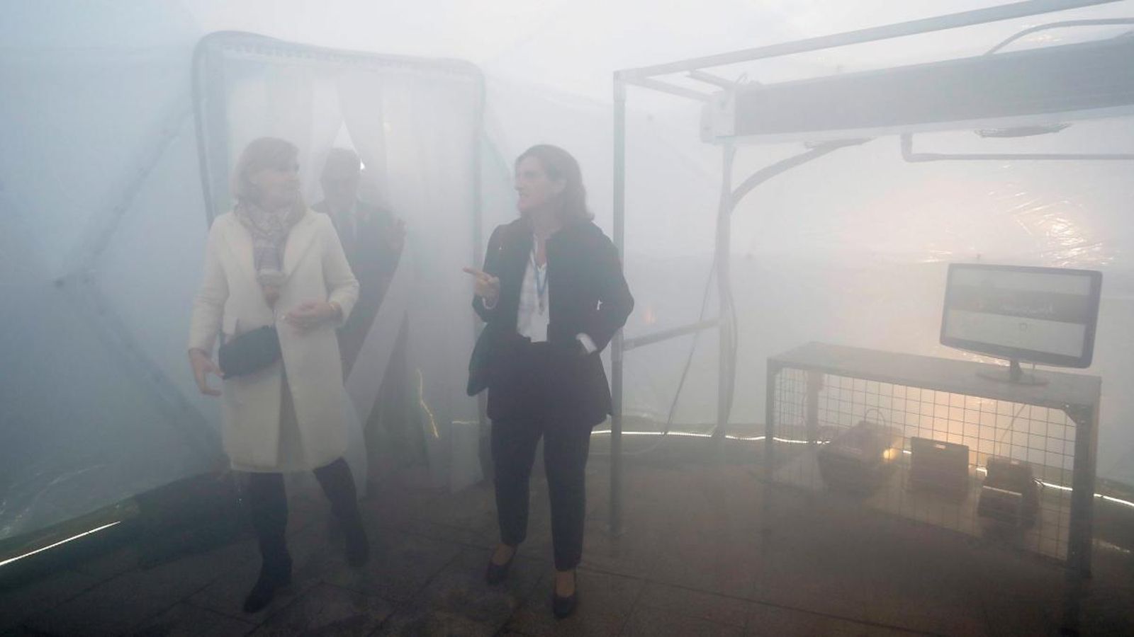 La ministra per a la Transició Ecològica, Teresa Ribera (centre) a una exposició sobre la contaminació al COP25