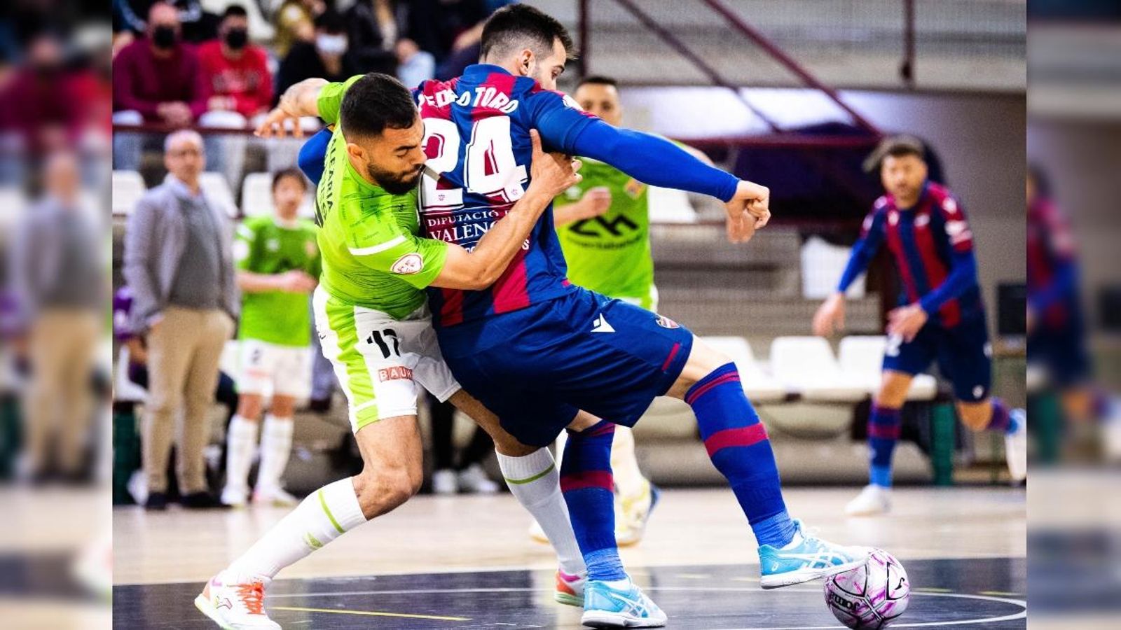 Pedro Toro protegeix un baló davant la defensa d'un jugador del Palma Futsal