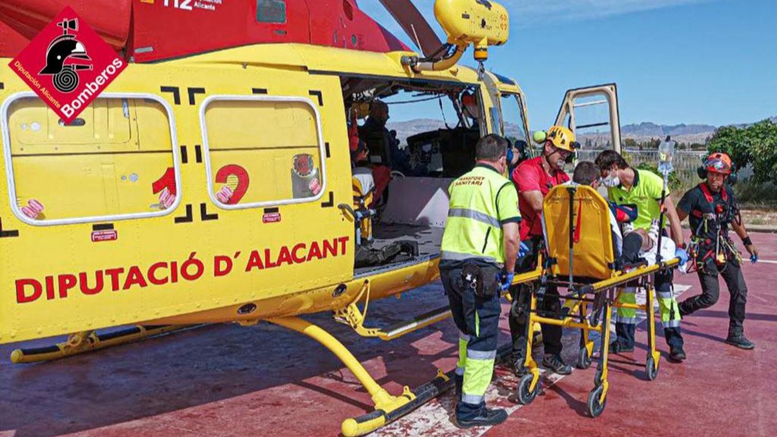Moment del rescat del ciclista a Fondó de les Neus