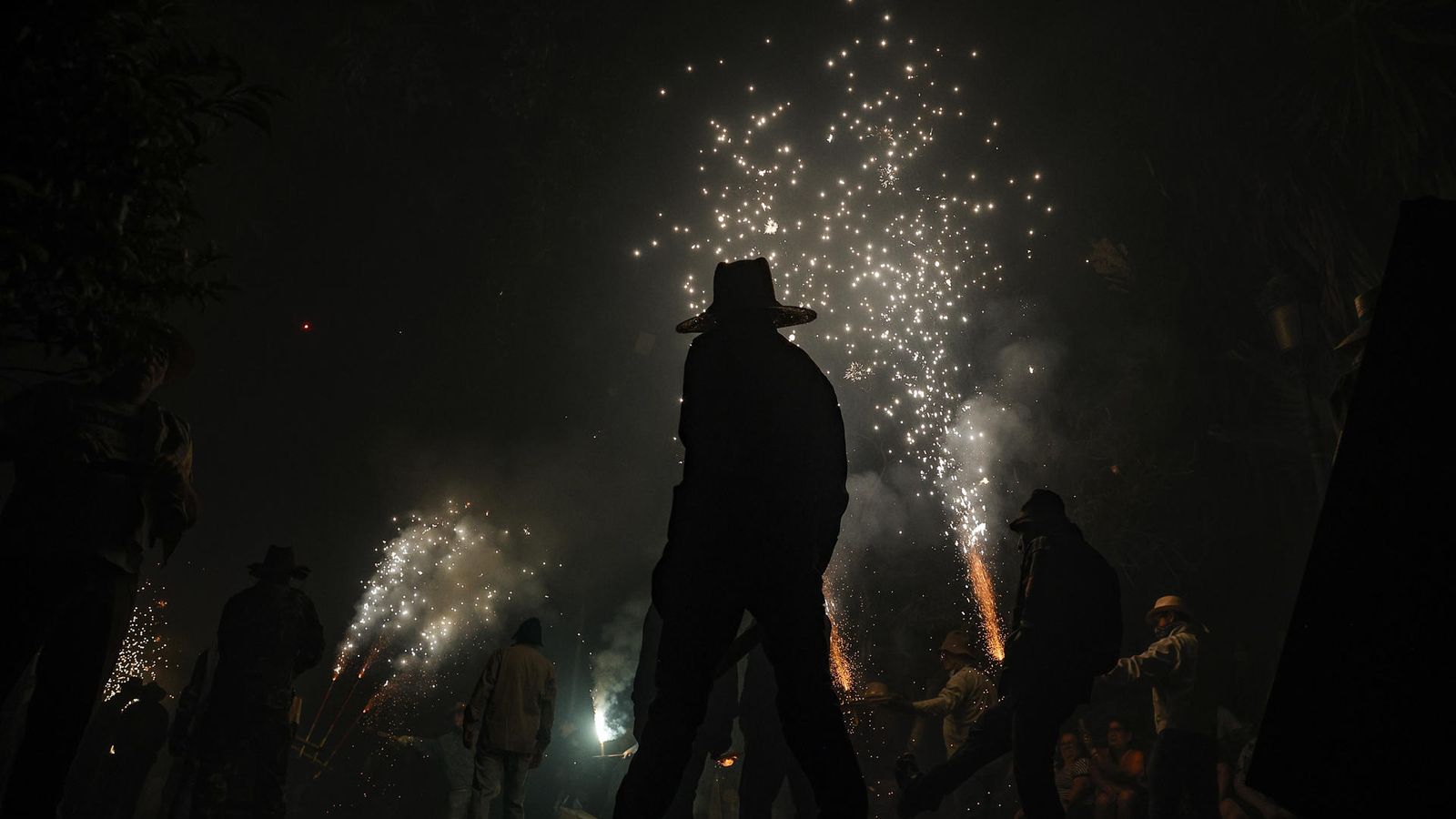 El cel de Paterna s'il·lumina de foc i color a la gran Cordà de Paterna