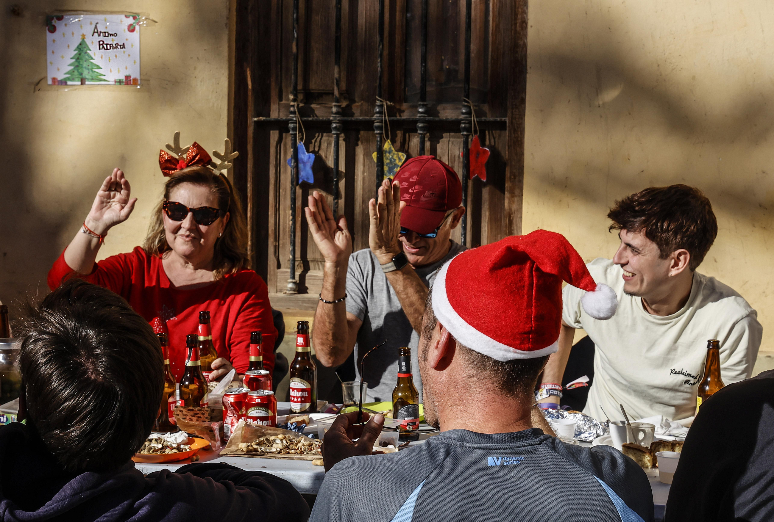 Llums de Nadal en un carrer de Massanassa, este dimarts