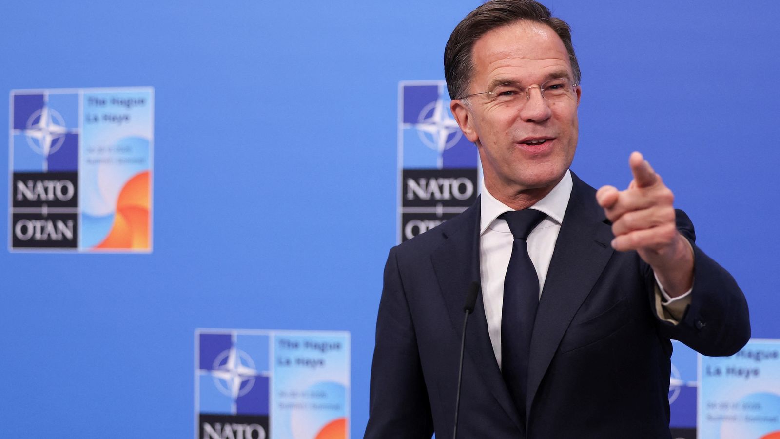 El secretari general de l'OTAN, Mark Rutte, parla a la porta d'entrada de la cimera de líders de l'OTAN a la Haia, Països Baixos, este dimecres