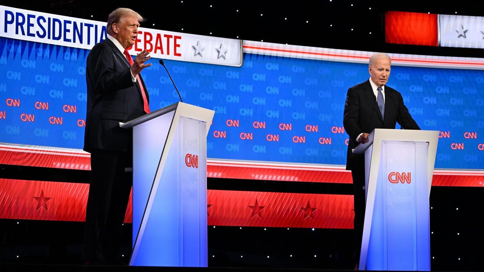 Trump, a l'esquerra, i Biden, en un moment del debat televisat que van mantindre este dijous a la nit