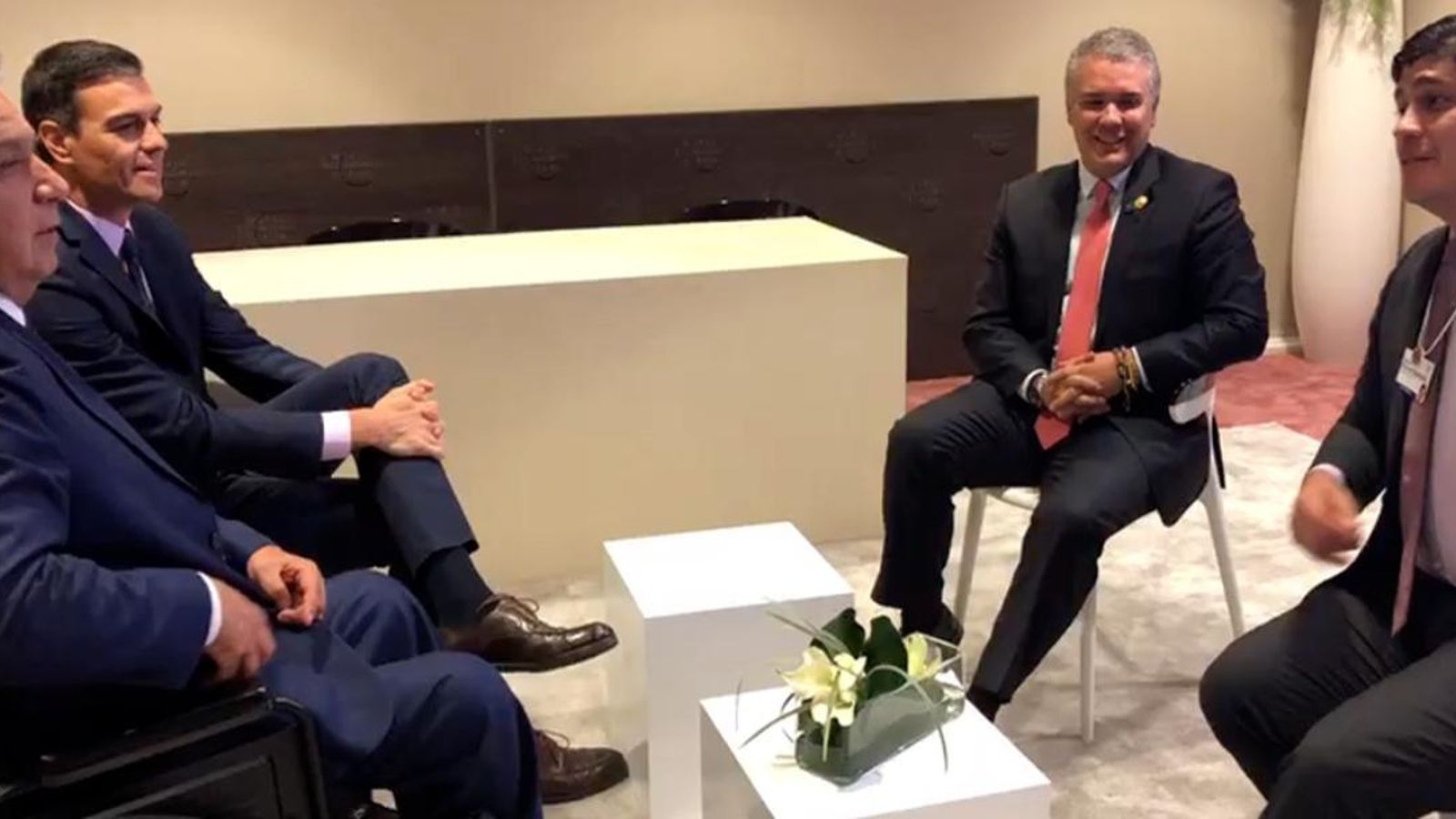 La conversa entre Guaidó i Sánchez ha tingut lloc després que el dirigent espanyol es reunira a Davos amb els presidents de Colòmbia, l'Equador i Costa Rica La conversa entre Guaidó i Sánchez ha tingut lloc després que el dirigent espanyol es reunira a Davos amb els presidents de Colòmbia, l'Equador i Costa Rica
