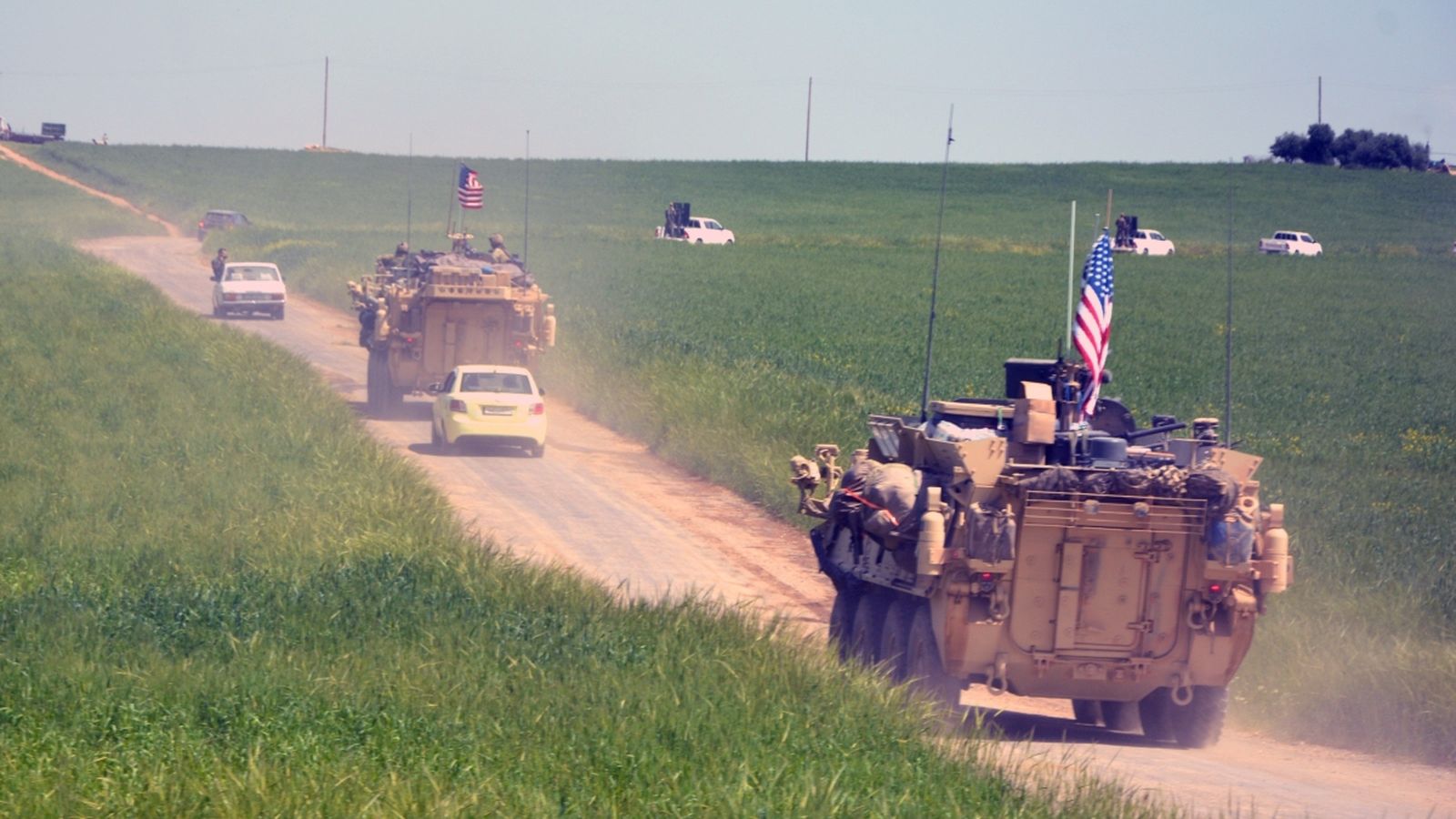 Comitiva de tropes nord-americanes al costat d'una milícia del grup kurd Unitats de Protecció Popular, en una imatge d'arxiu