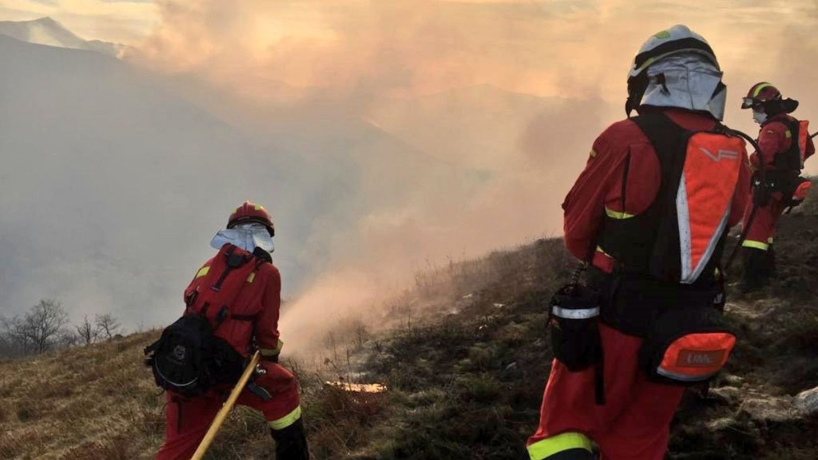 Efectius treballen en labors d'extinció dels incendis declarats Cantàbria