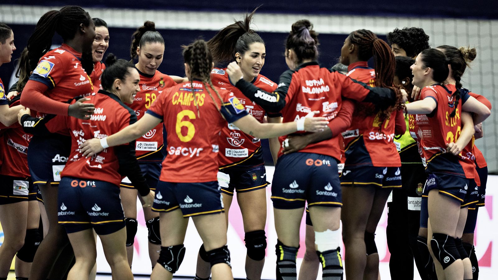 Les jugadores d'Espanya celebren el triomf
