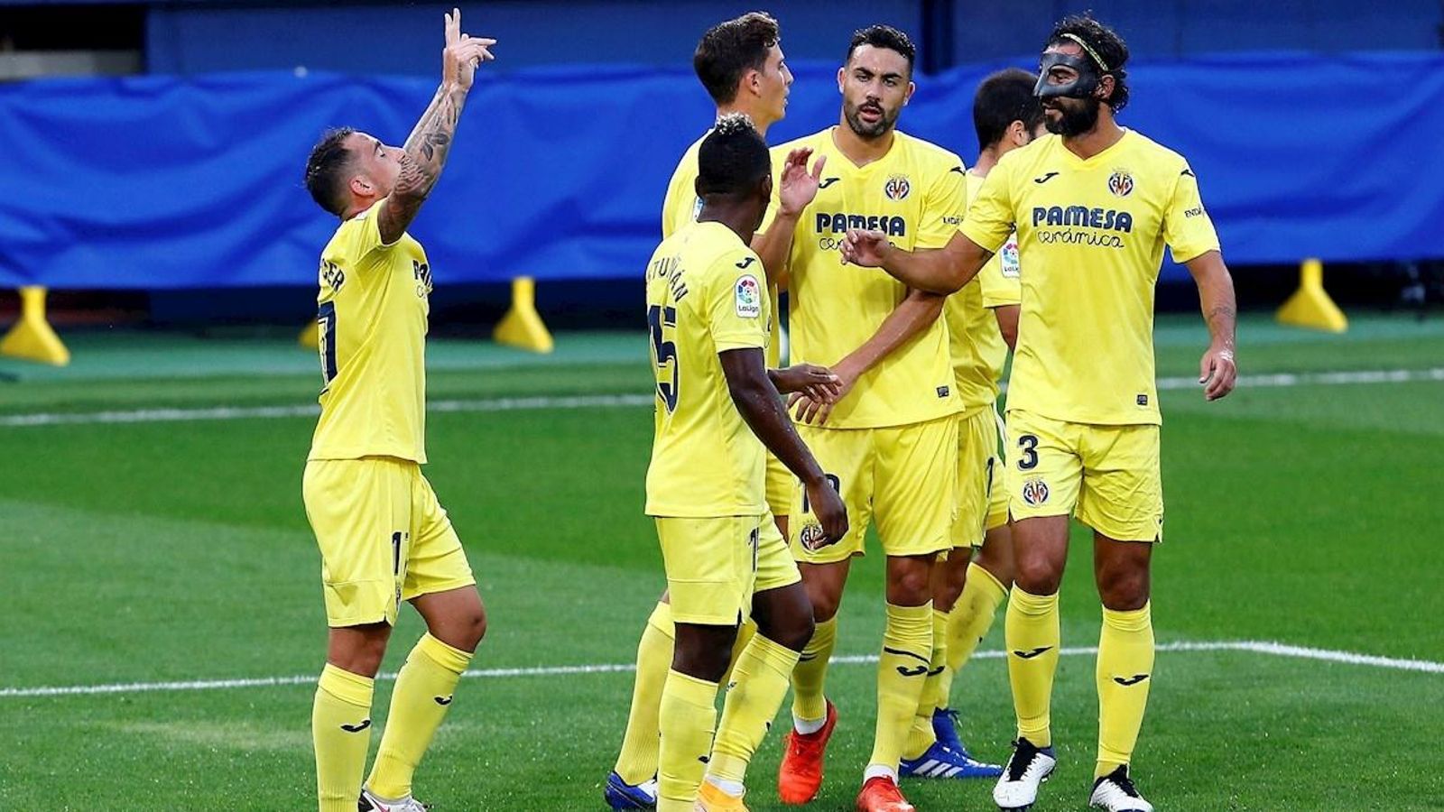 Paco Alcácer celebra un dels dos gols que ha marcat