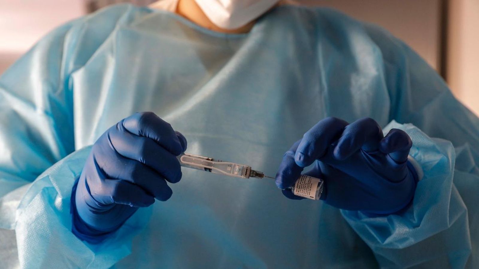 Una infermera amb una vacuna contra la Covid-19