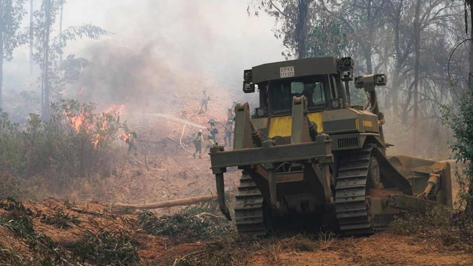 Mitjans terrestres lluiten contra les flames a la serra de Huelva.