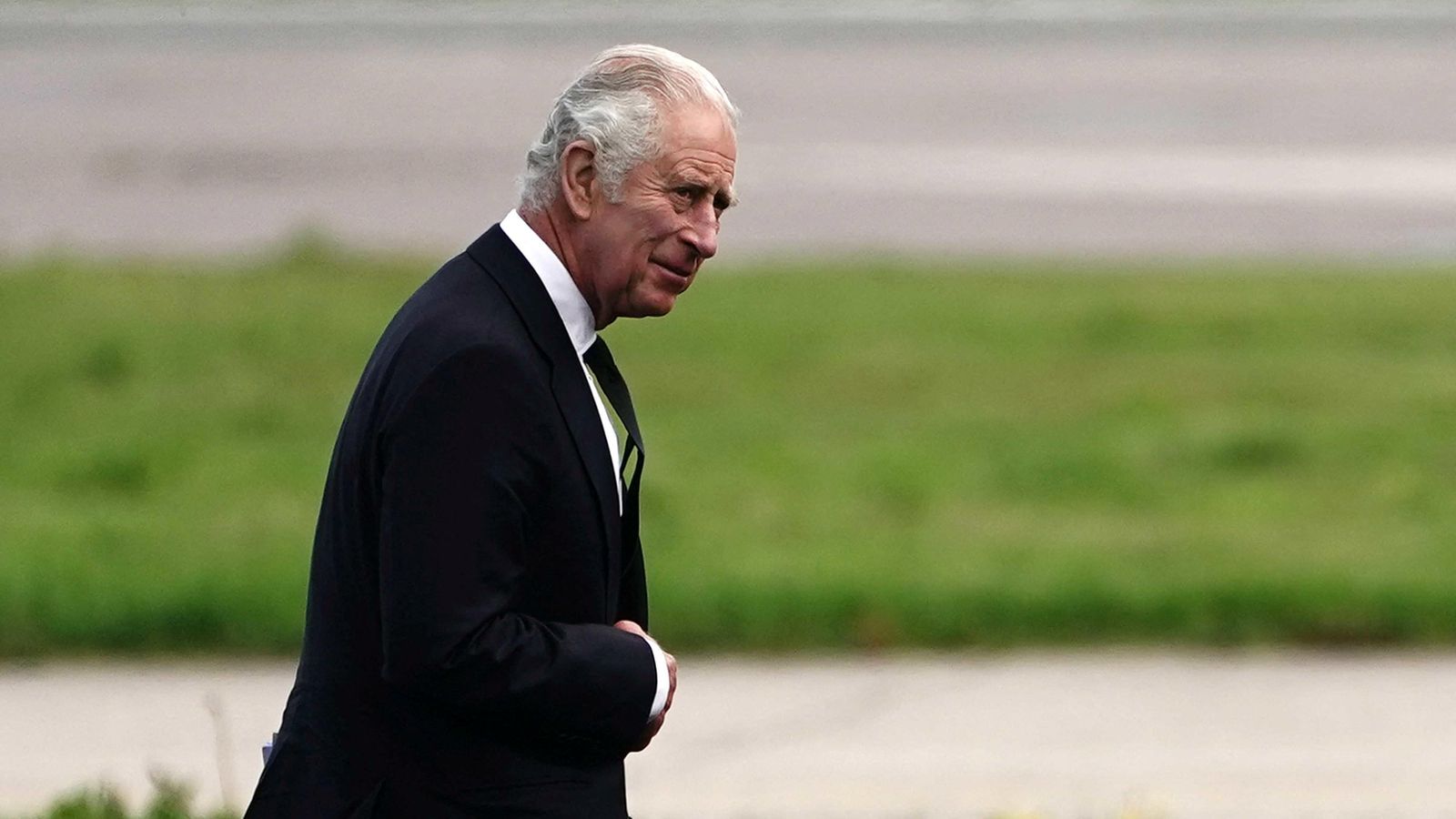 El rei Carles III aquest divendres a l'aeroport d'Aberdeen