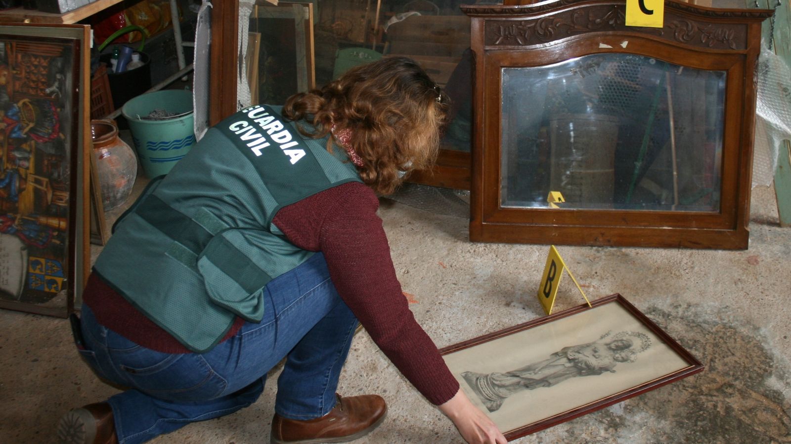 Una agent amb part del mobiliari que van furtar les dues detingudes a Borriol