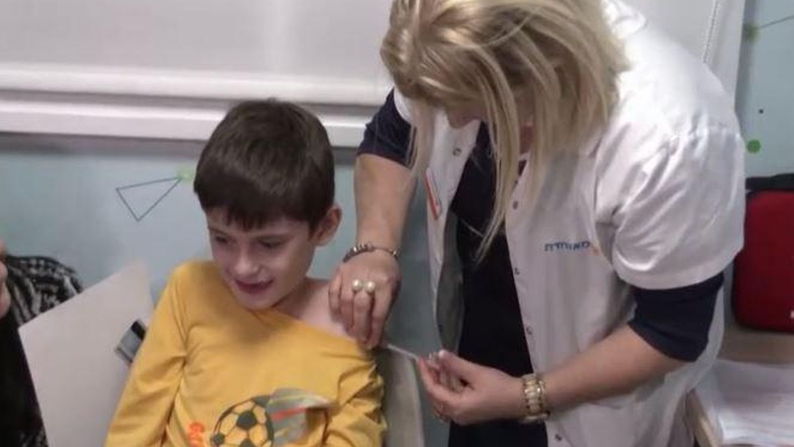 Un xiquet rep la vacuna