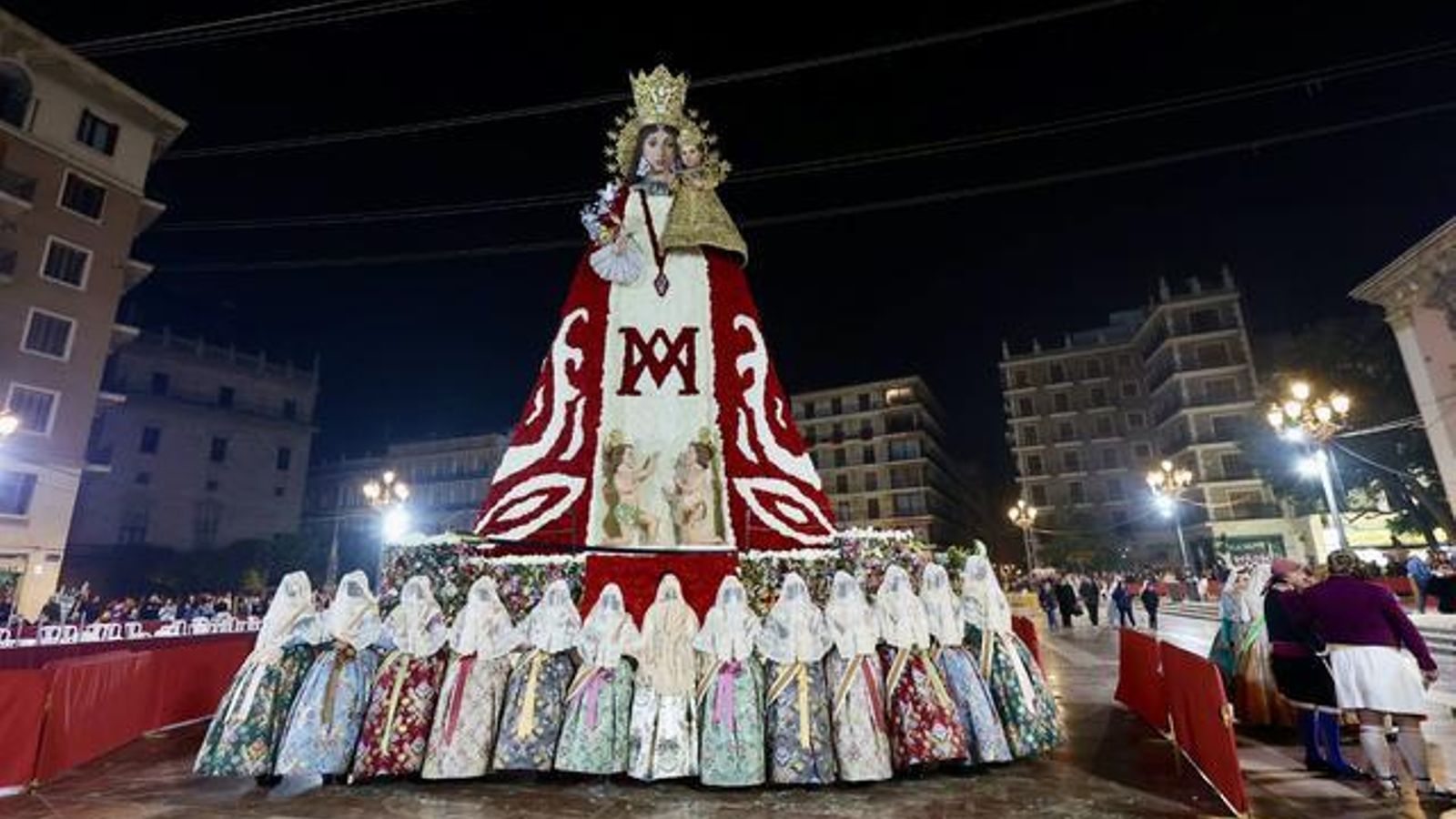 Ofrena a la Mare de Déu de la fallera major de València