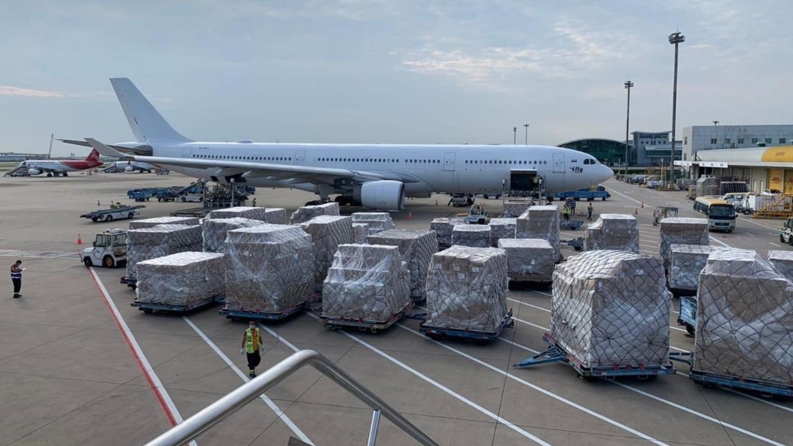 Un avió amb material sanitari, a l'aeroport de Saragossa