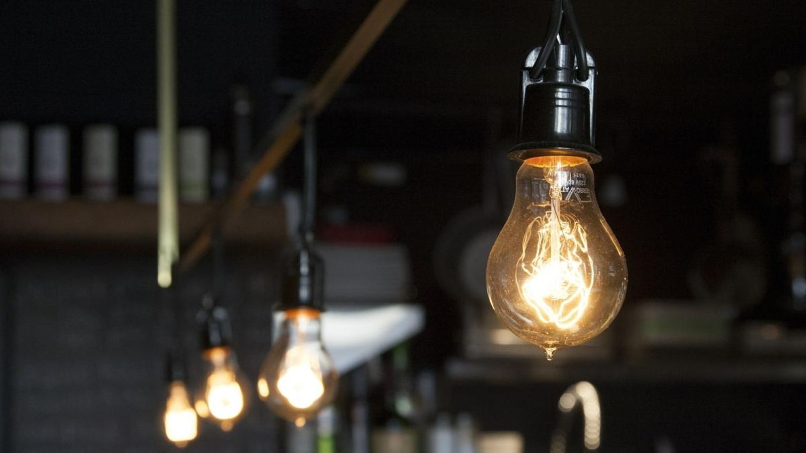 Les associacions de consumidors consideren insuficients les mesures del govern central per a reduir el preu de la llum