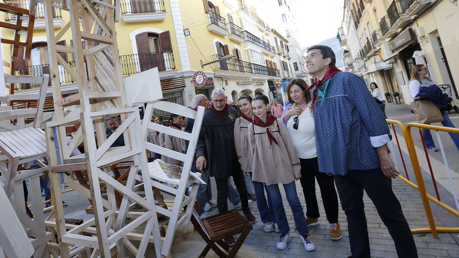 Mazón, durant una visita a les falles de Dénia, la setmana passada Mazón, duant una visita a les falles de Dénia, la setmana passada
