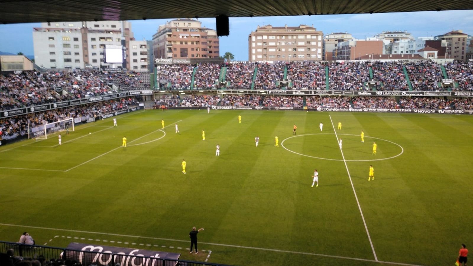 Derbi vibrant el que han viscut en directe els 14.000 espectadors del Castàlia.