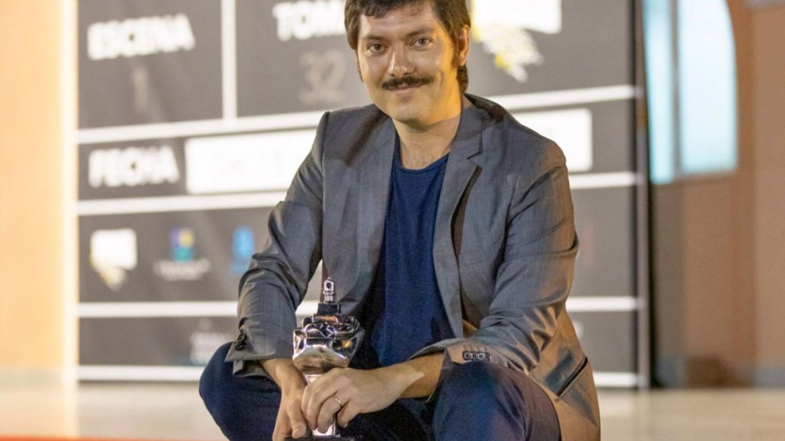 El director Albert Folk amb el Far de Plata a millor curtmetratge durant la gala de cloenda del festival