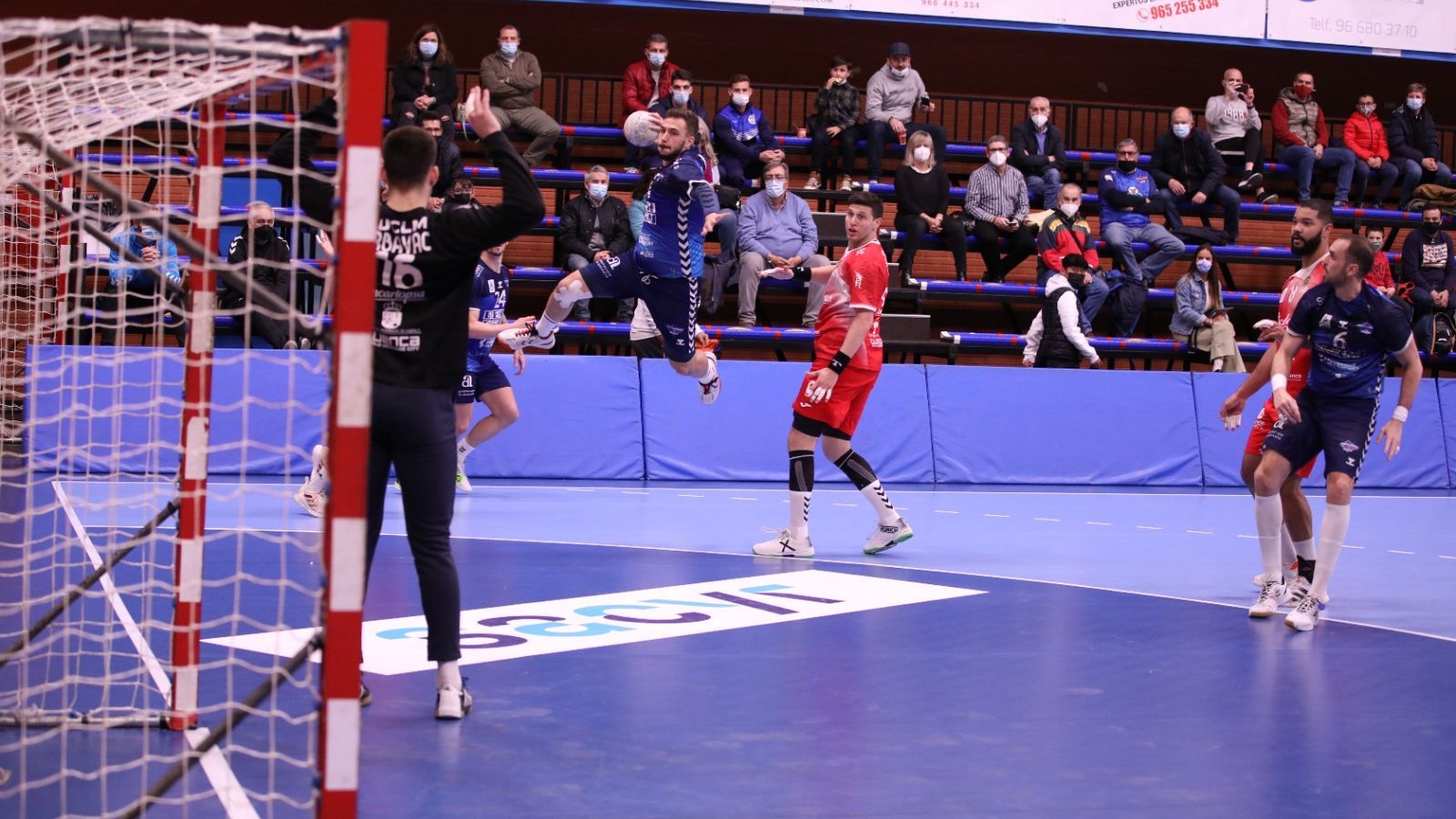 Un jugador del Benidorm fa un llançament a porteria