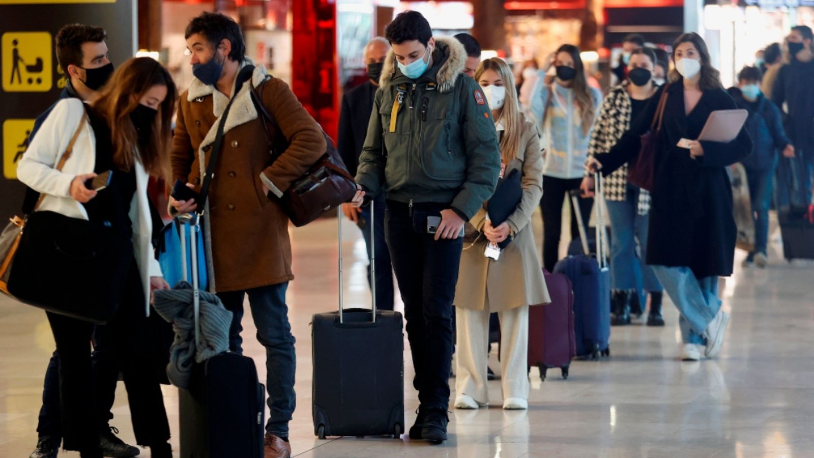 Diversos viatgers fan cua davant un taulell de facturació en l'aeroport Adolfo Suárez Madrid-Barajas, el passat divendres, Dia de San José, a Madrid. / Chema Moya (Efe)