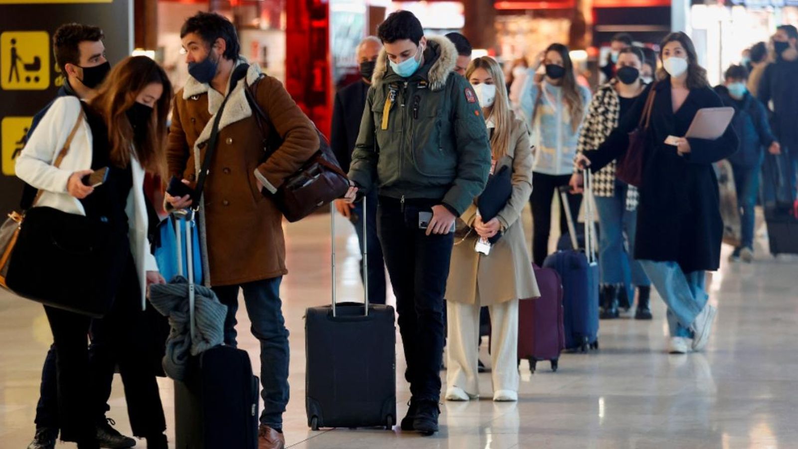 Diversos viatgers fan cua davant un taulell de facturació en l'aeroport Adolfo Suárez Madrid-Barajas, el passat divendres, Dia de San José, a Madrid. / Chema Moya (Efe)