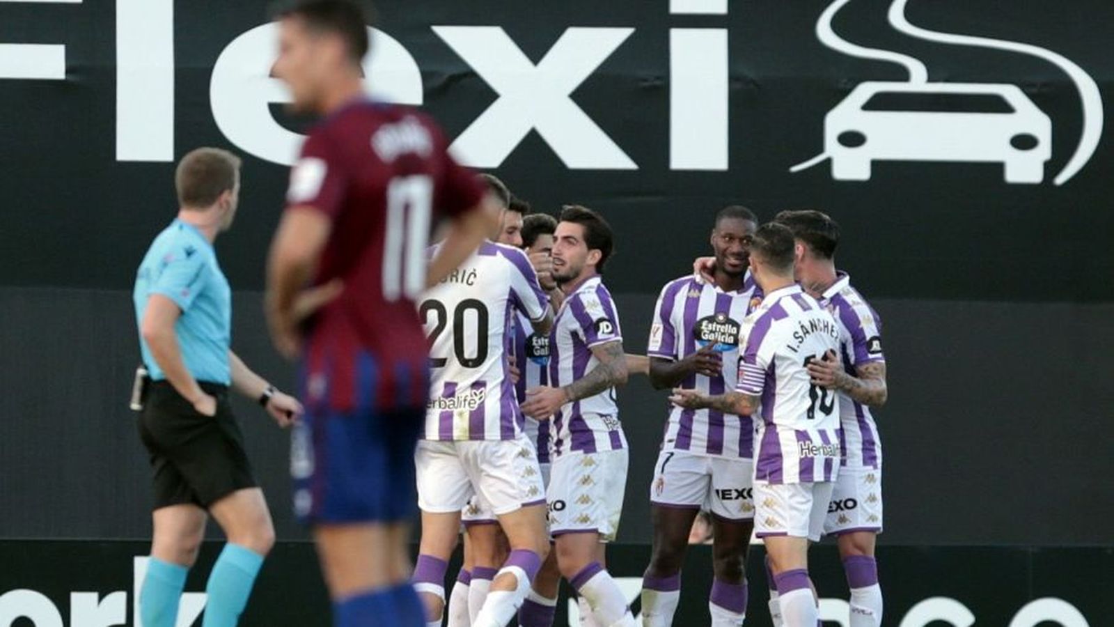 Els jugadors del Valladolid celebren el gol