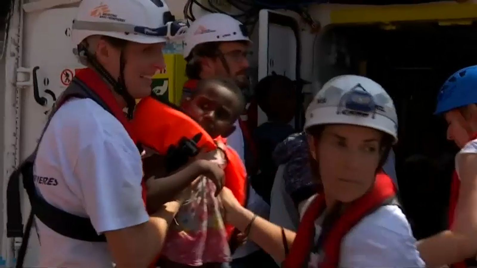 El vaixell d\'Open Arms espera a Cadis les ordes de capitania