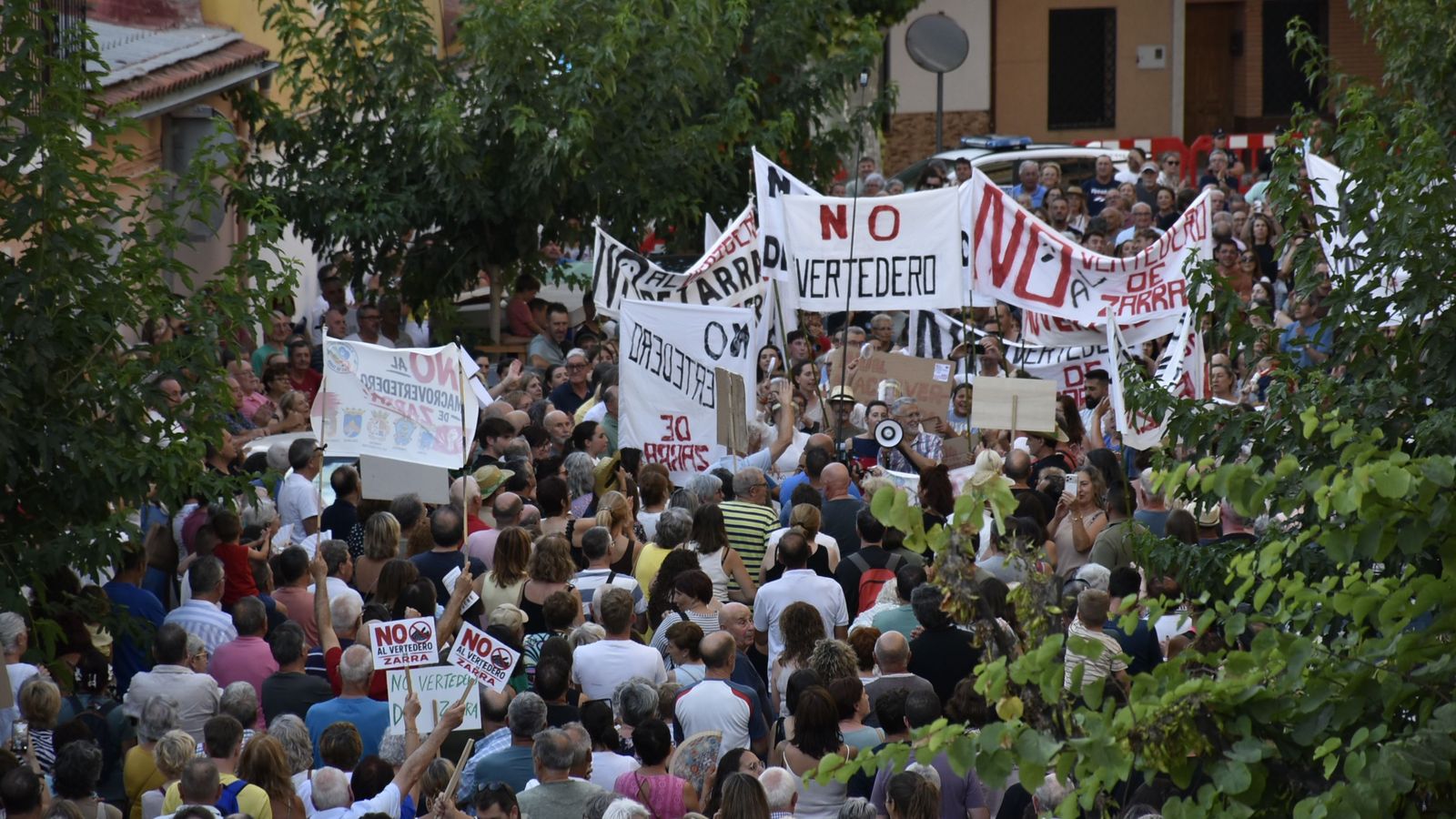 Un miler de persones es manifesten en contra del macroabocador de Zarra