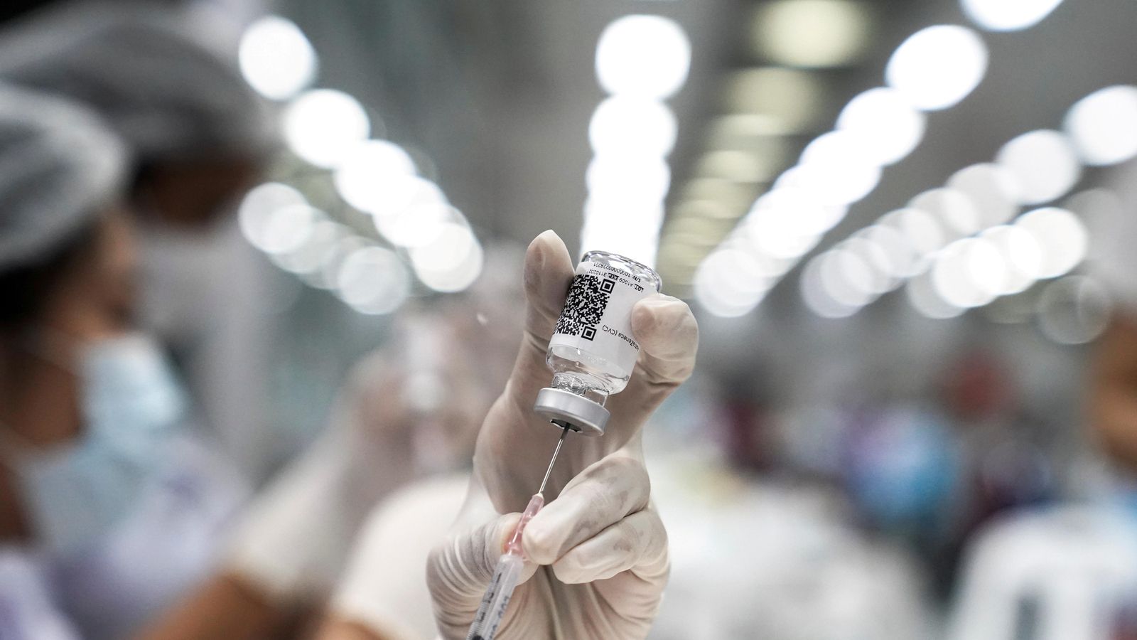 Una sanitària prepara la vacuna contra la Covid-19 d'AstraZeneca