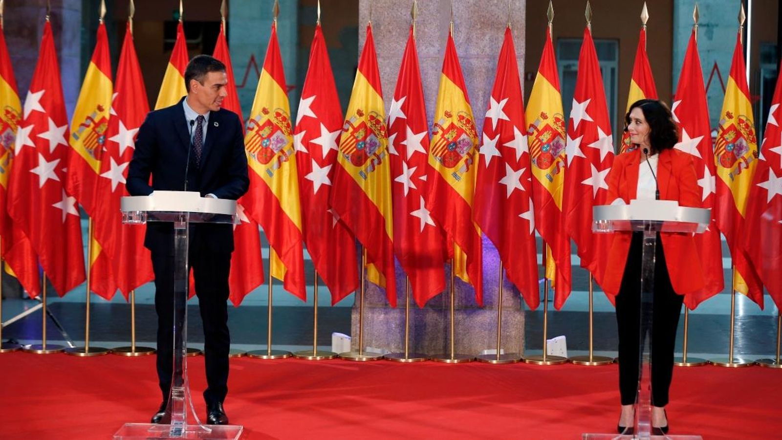El president del govern d'Espanya, Pedro Sánchez, i la presidenta de la Comunitat de Madrid, Isabel Díaz Ayuso, durant la roda de premsa posterior a la reunió