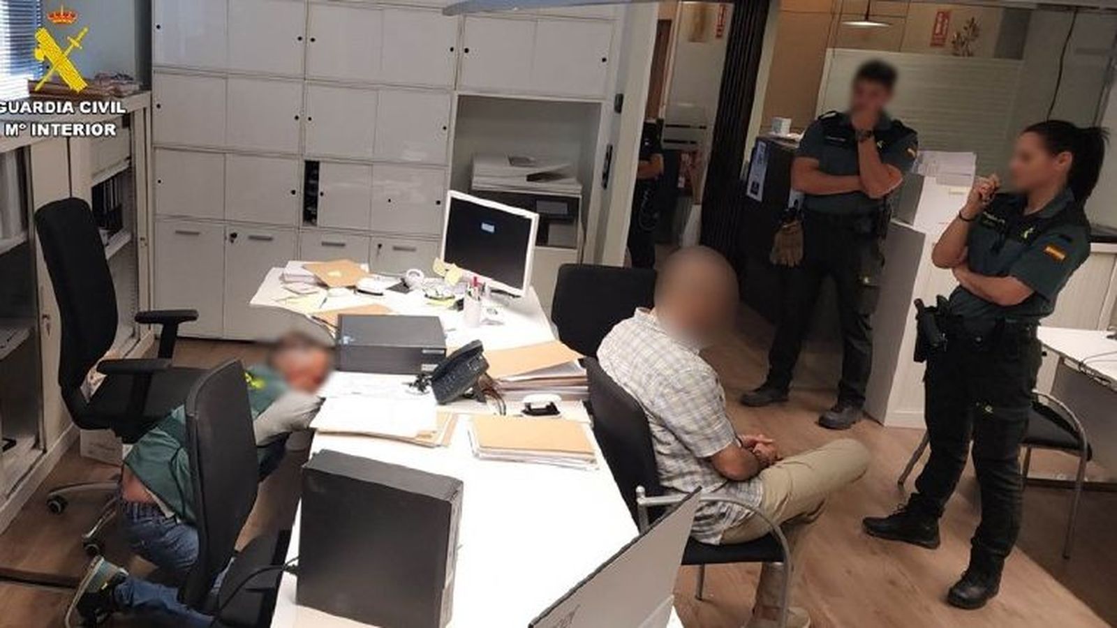 El detingut, en la cadira, en dependències de la Guàrdia Civil després de la detenció