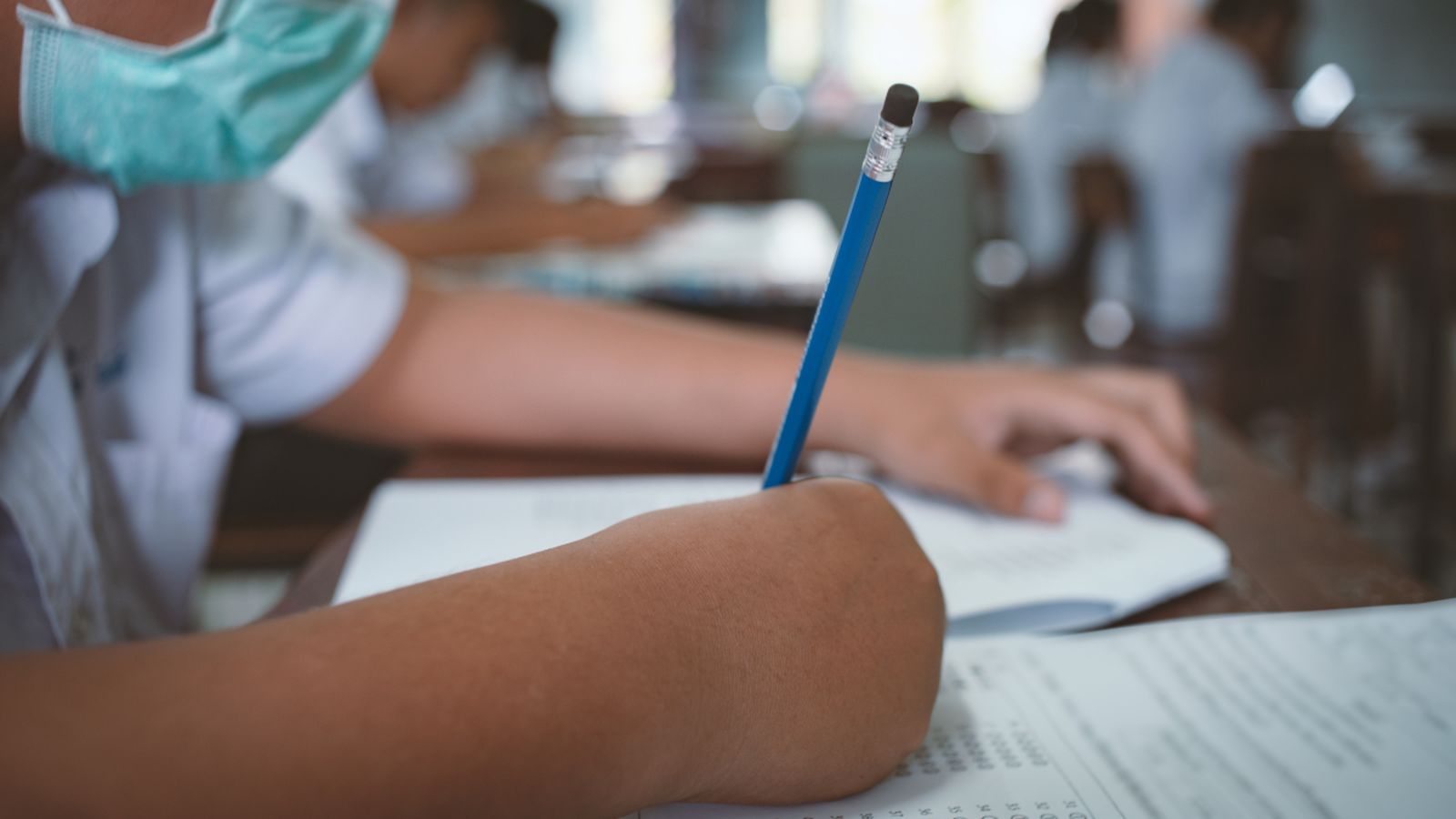 Un alumne amb mascareta