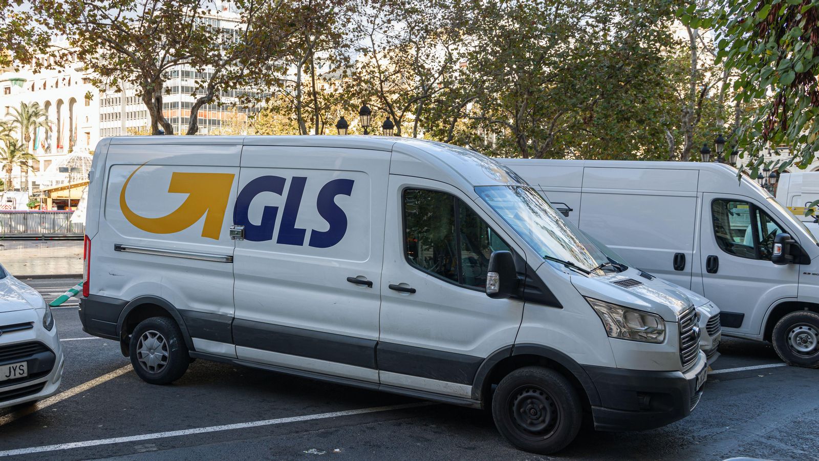 Diversos vehicles comercials estacionats en una zona de càrrega i descarrega de València