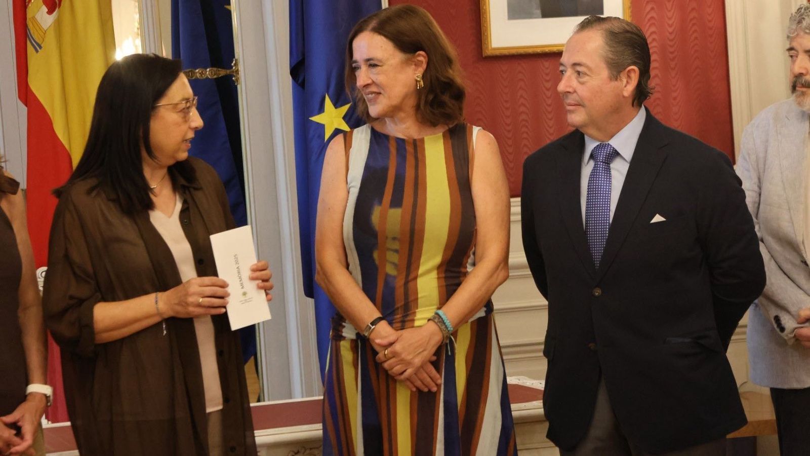 La presidenta de les Corts, esquerra, i la del CJC conversen en l'acte de lliurament de la memòria d'este òrgan estatutari