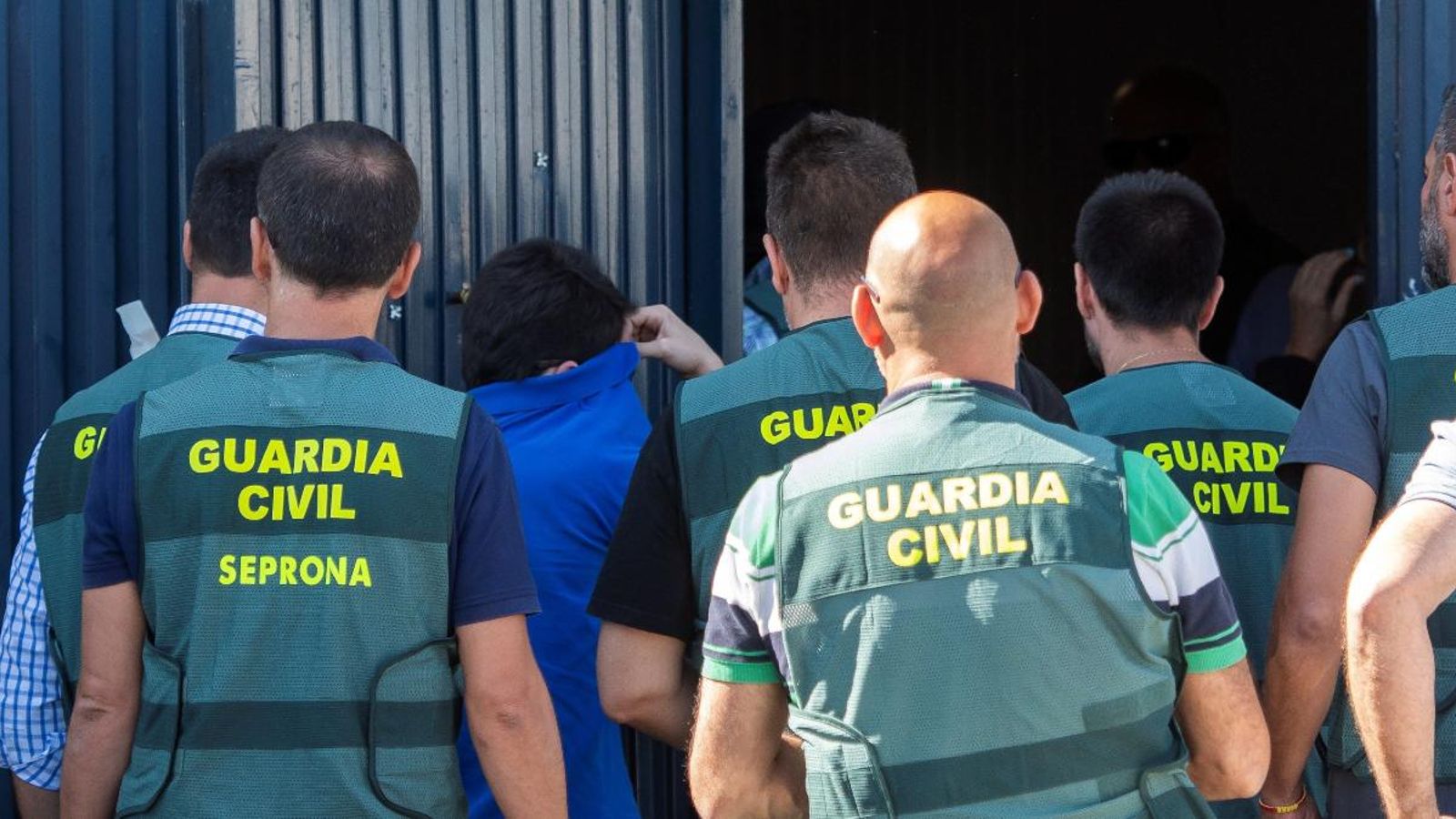 Un dels responsables de Magrudis entra amb els agents de la Guàrdia Civil a les dependències de la nau industrial