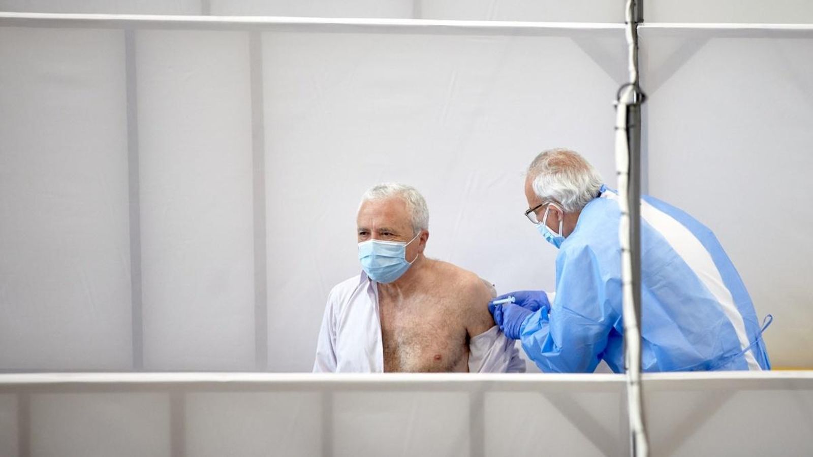 Un home rep una de les vacunes del coronavirus a Girona