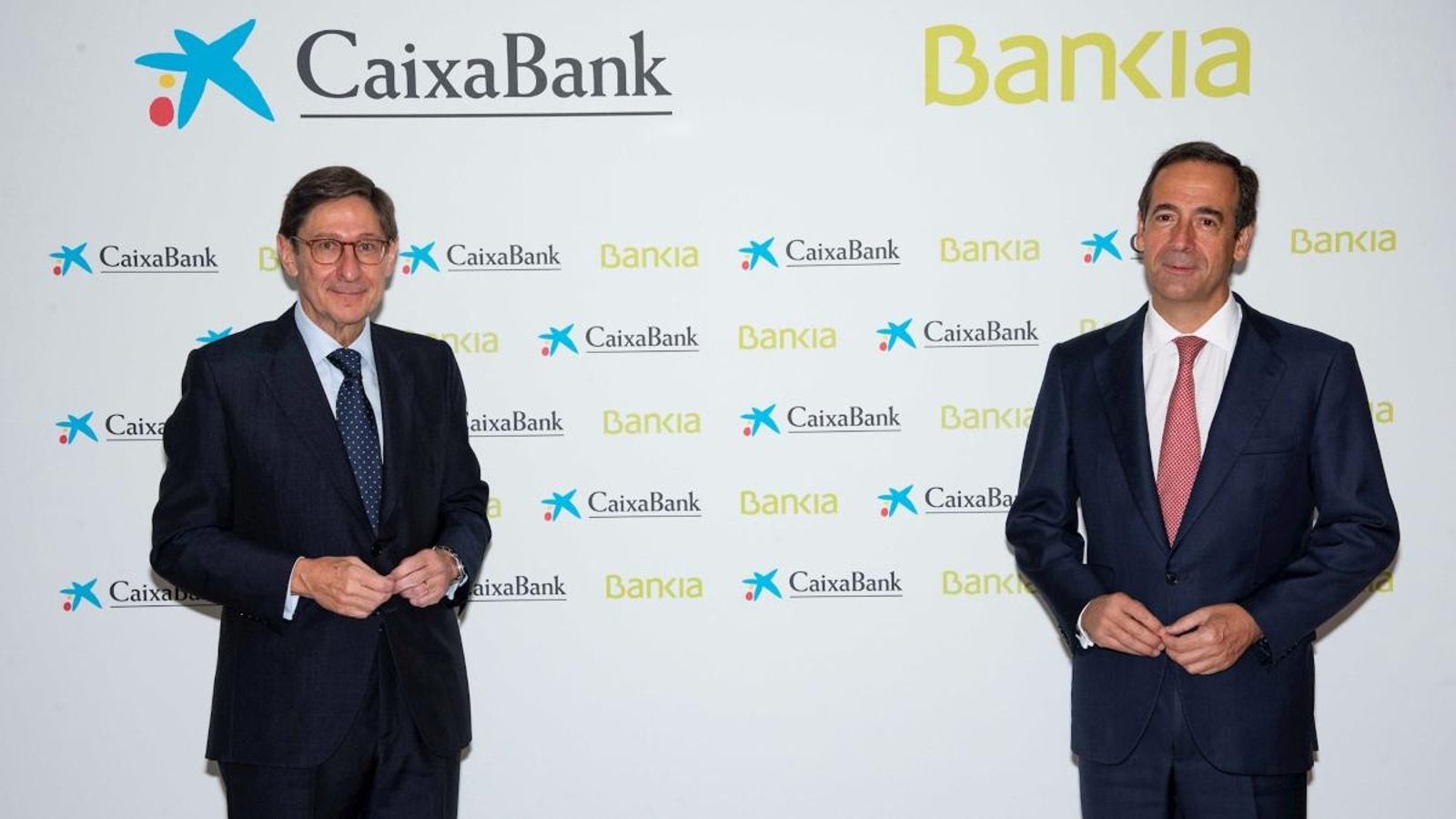El president de Bankia, José Ignacio Goirigolzarri (e), i el conseller delegat de CaixaBank Gonzalo Gortázar (d)