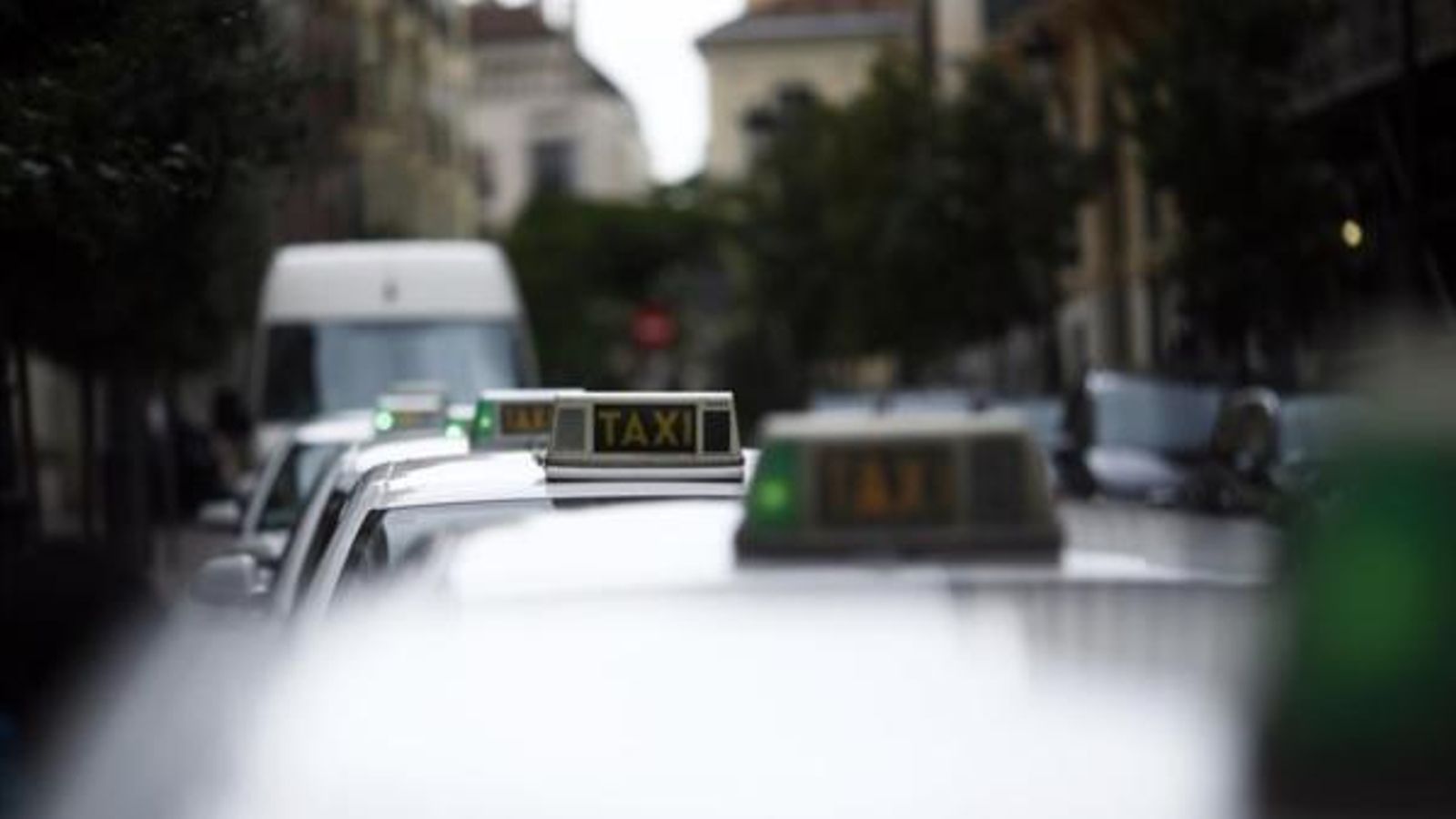 Per part del col·lectiu del taxi aniran a la reunió amb Foment representants de Fedetaxi, Élite Taxi i Antaxi