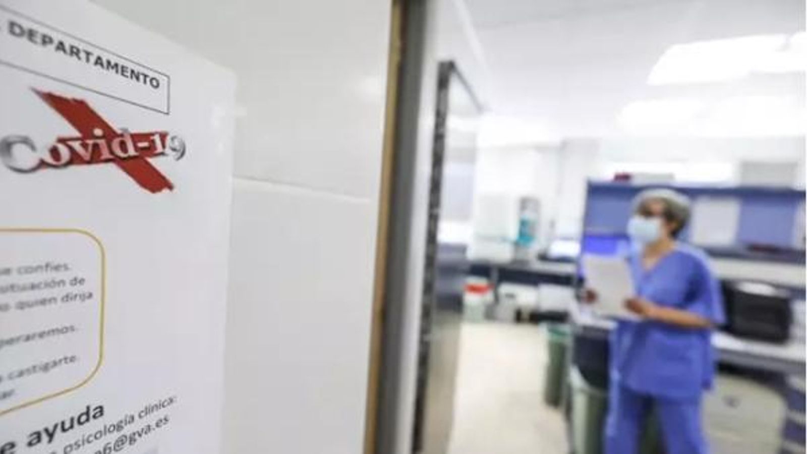 Personal sanitari treballa en l'Hospital Arnau de Vilanova